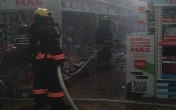 Se incendia Office Depot y evacúan a mascotas de veterinaria aledaña en Puebla