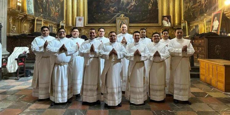 Son nuevos sacerdotes 12 egresados palafoxianos