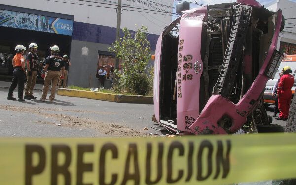 Vuelca unidad de la Ruta 25 y deja ocho lesionados en Puebla