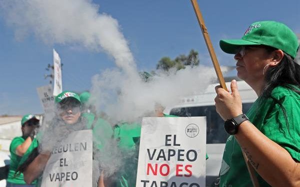 Mexicanos protestan contra reforma que prohibirá los vapeadores