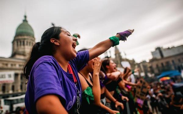 Gobierno argentino le dice adiós al “Salón de las Mujeres” y al violeta durante el 8M