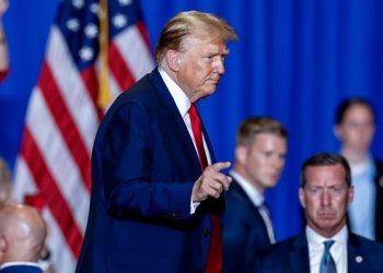 Aplazan juicio penal contra Trump hasta mediados de abril