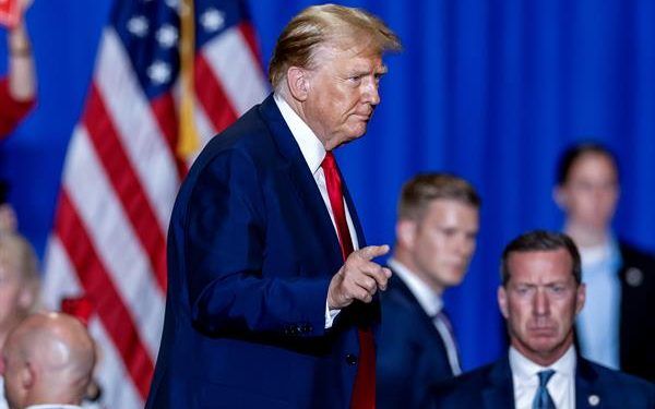 Aplazan juicio penal contra Trump hasta mediados de abril
