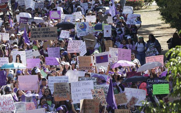 La marea púrpura toma las calles de Puebla durante el 8M