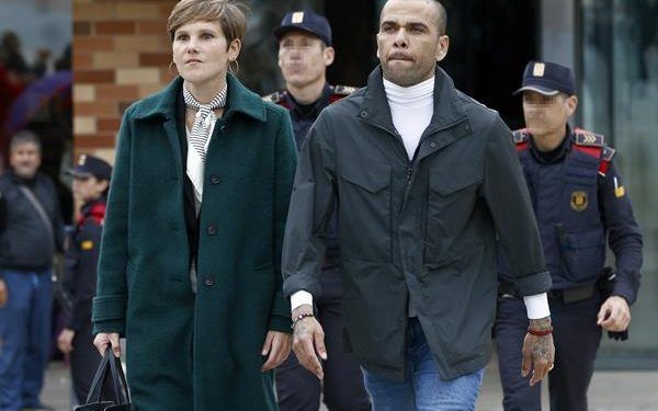 Dani Alves sale de prision tras depositar 1 mde de fianza