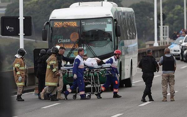 Se entrega hombre que tomó a 17 rehenes en Río de Janeiro