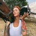 ELENA LARREA: RETRATO DE UNA GUERRERA CON CABALLOS AL FONDO