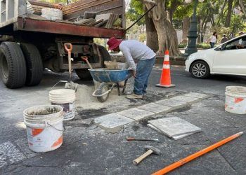 Realizan cambio de lajas en Avenida Juan de Palafox