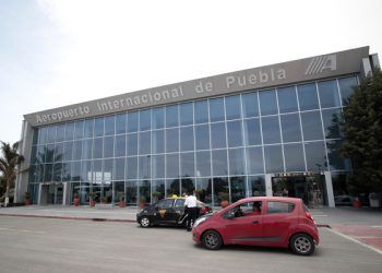 Reanudan actividades del Aeropuerto Hermanos Serdán, tras suspensión por caída de ceniza