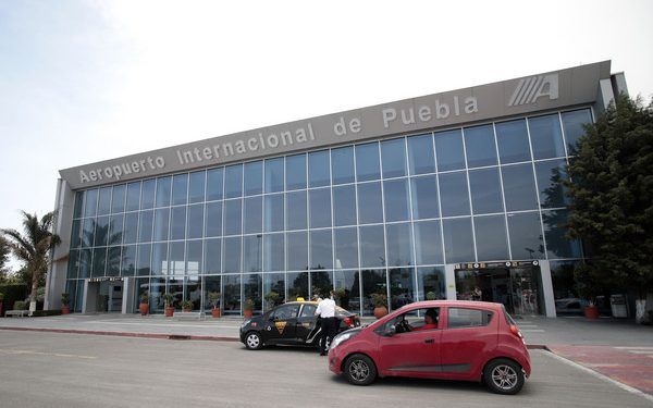 Reanudan actividades del Aeropuerto Hermanos Serdán, tras suspensión por caída de ceniza