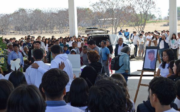 Alumno que murió en preparatoria BUAP de Atlixco recibe despedida de sus compañeros