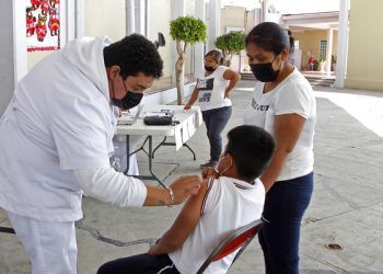 Comienza vacunación anti-COVID