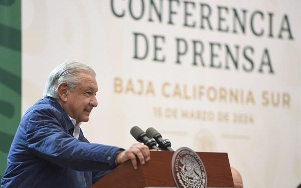 AMLO hace pública la deuda multimillonaria de Ricardo Salinas Pliego al SAT