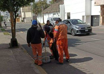 Personal de Limpia inicia retiro de ceniza de las calles de Puebla capital