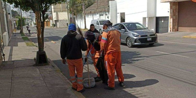 Personal de Limpia inicia retiro de ceniza de las calles de Puebla capital