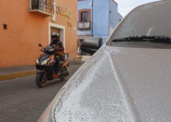 El volcán Popocatépetl cubre de ceniza a Puebla