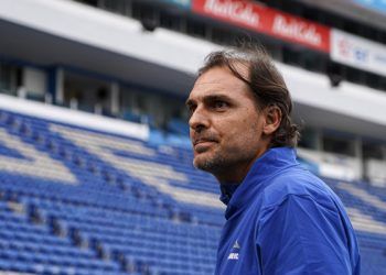 Presentan a Carevic en La Franja