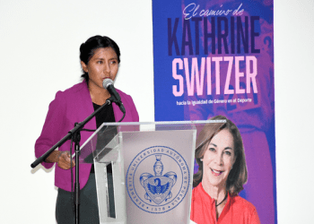 Kathrine Switzer imparte conferencia a estudiantes de la BUAP