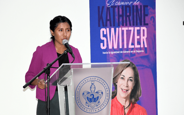 Kathrine Switzer imparte conferencia a estudiantes de la BUAP