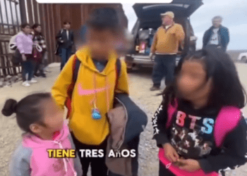 Abandonan a tres niños en frontera EU