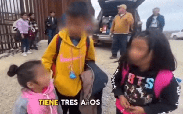 Abandonan a tres niños en frontera EU
