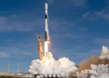 NASA y Space X lanzan con éxito su octava misión comercial tripulada a la EEI