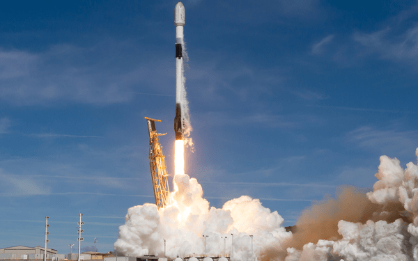 NASA y Space X lanzan con éxito su octava misión comercial tripulada a la EEI