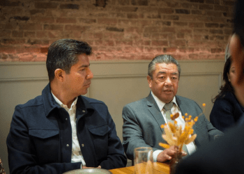 Rivera dialoga con comunidad migrante en EU