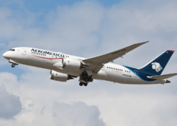 Mujer da a luz en avión de Aeroméxico