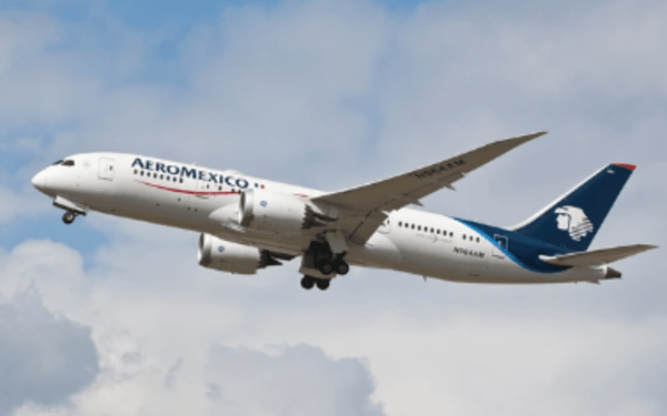 Mujer da a luz en avión de Aeroméxico