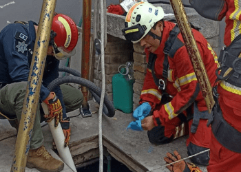 Rescatan a trabajador desmayado dentro de una cisterna