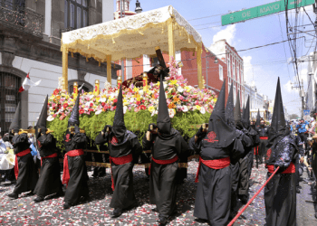Nazarenos, los más antiguos cófrades de la procesión