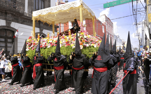 Nazarenos, los más antiguos cófrades de la procesión