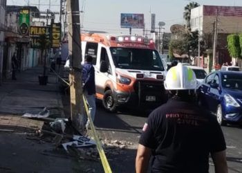 Ruta 44 chocó contra poste de luz en El Mirador