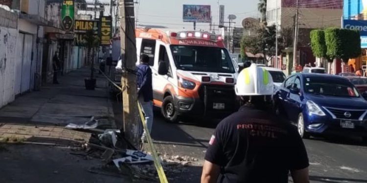 Ruta 44 chocó contra poste de luz en El Mirador