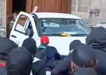 Derriban normalistas de Ayotzinapa una puerta del Palacio Nacional