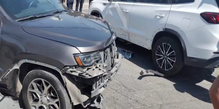 Sujeto derriba un poste y choca contra dos vehículos en Calzada Zavaleta