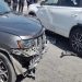 Sujeto derriba un poste y choca contra dos vehículos en Calzada Zavaleta