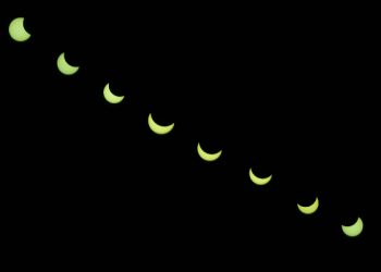 Poblanos acuden al zócalo a presenciar el eclipse de sol