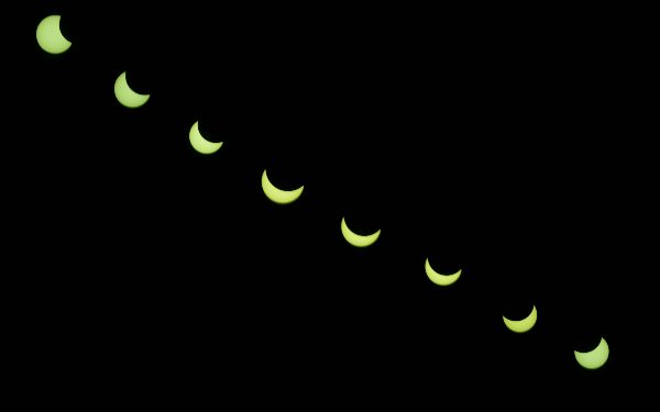 Poblanos acuden al zócalo a presenciar el eclipse de sol