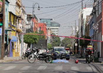 Motociclista ignora semáforo y muere al chocar contra un vehículo en Puebla
