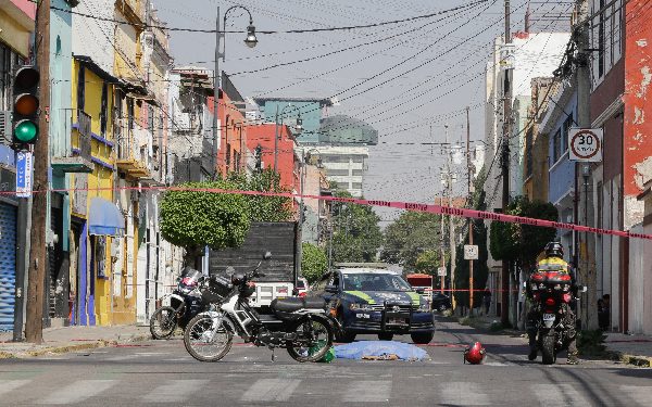 Motociclista ignora semáforo y muere al chocar contra un vehículo en Puebla