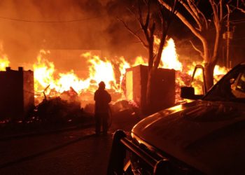 Se incendia bodega en Cuautlancingo y subestación de CFE de Almecatla