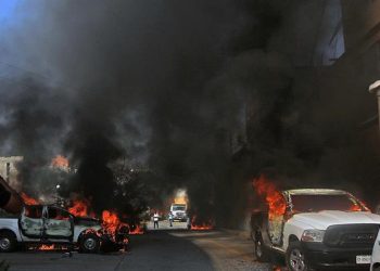 Estudiantes de Ayotzinapa vandalizan instalaciones federales en Guerrero