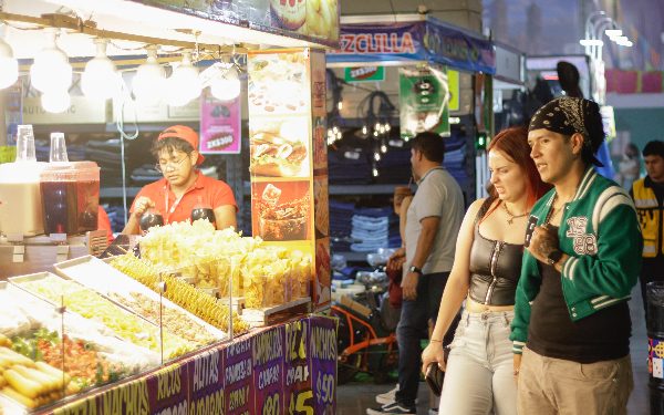 Consumo de alimentos por persona en la Feria, 450 pesos