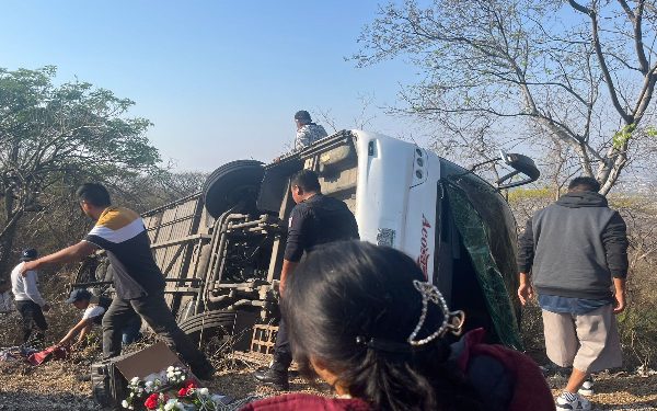 Dos muertos y más de 10 heridos deja volcadura de camión en Huehuetlán