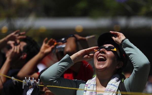 Millones de mexicanos presencian el eclipse total de Sol
