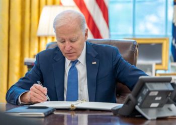 Biden y Xi Jinping sostienen la primera llamada telefónica desde 2022