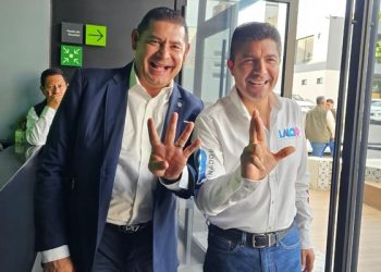 Armenta y Lalo Rivera posan sonrientes mientras sus soldados se quieren arrancar las cabezas