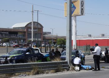 Muere un hombre y su acompañante queda herida tras chocar su motocicleta en el Periférico